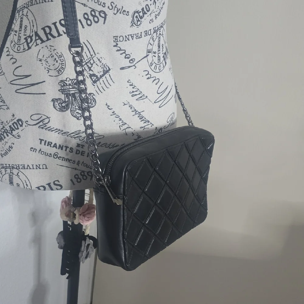Michael Kors Black Diamond Quilted Crossbody Bag W/ Gunmetal Hardware (EUC)🩶🖤 - Picture 5 of 13
